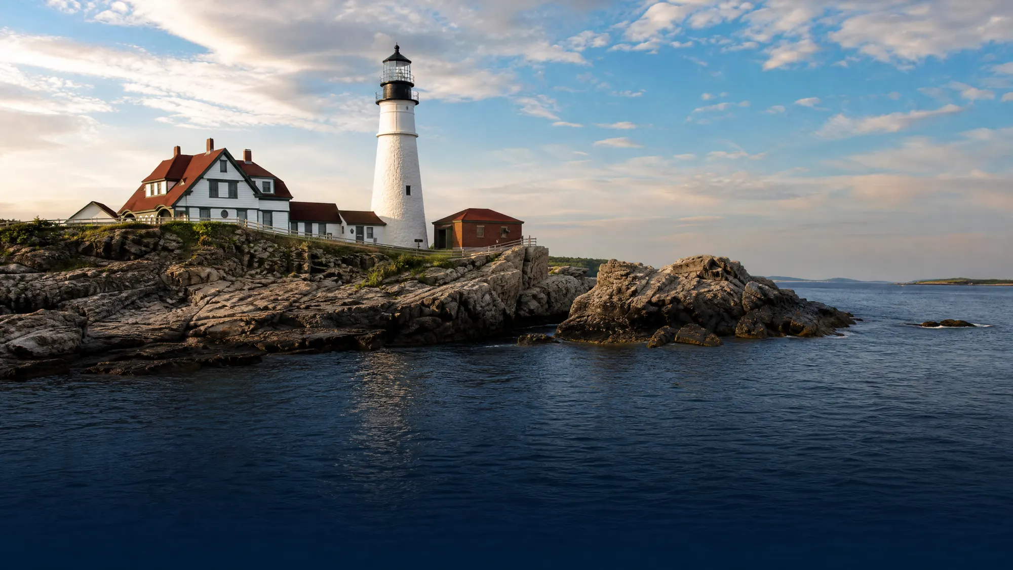 Explora el faro más antiguo de Maine en Cape Elizabeth. Camina por Fort Williams Park, de 90 acres, o contempla la torre de 80 pies desde el agua en un crucero.
